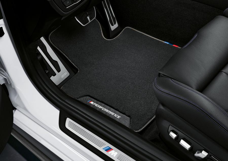 Детали интерьера BMW 540i M Performance Accessories (G30) 2020 года  (фото 18 из 29)
